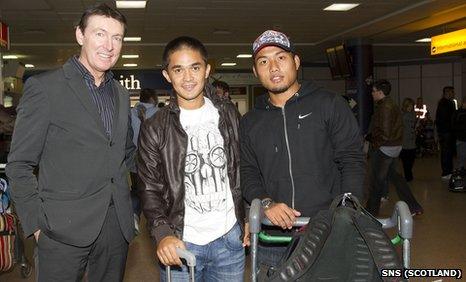Gordon Smith, Sunil Chhetri and Jeje Lalpekhlua at Glasgow Airport