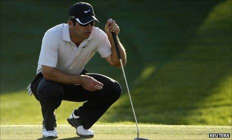 English golfer Paul Casey has dislocated his shoulder snowboarding in Colorado