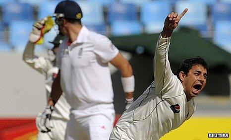 Saeed Ajmal takes Kevin Pietersen's wicket