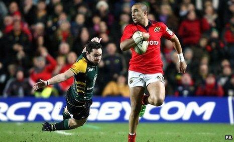 Simon Zebo, here outpacing Ryan Lamb, scored a superb try for Munster