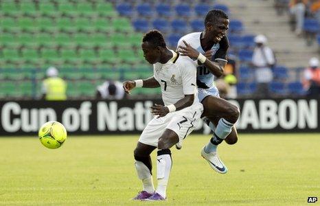 Botswana's Moemedi Moathlaping (R) is tackled by Ghana's Samuel Inkoom