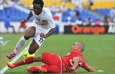 Niger's William Tonji Ngounou (in white)