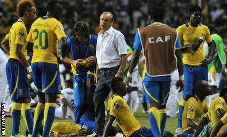 Gabon coach Gernot Rohr (centre) with his players as they prepare before the penalty shoot-out against Mali in the Africa Cup of Nations quarter-finals