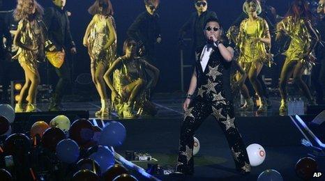 Psy performs homecoming gig in Seoul