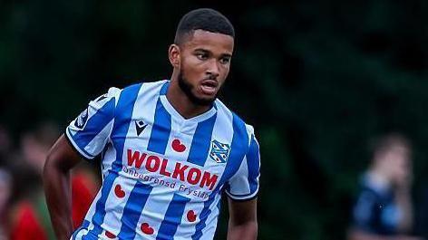 Denzel in action wearing his Heerenveen blue and white striped shirt