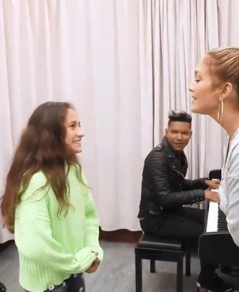 J-Lo-daughter-singing-to-her-Mum