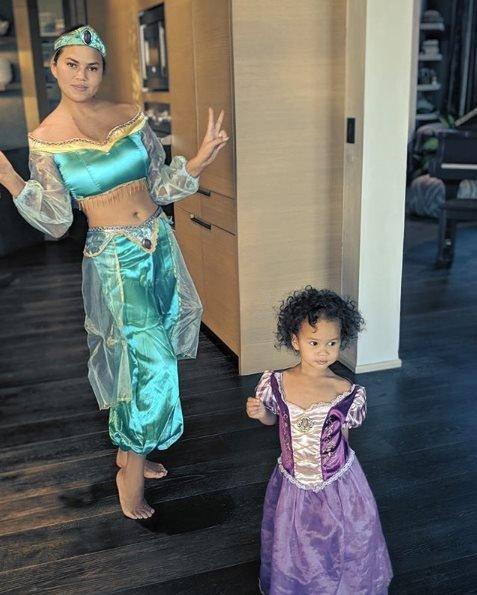 chrissy-teigen-and-daughter.