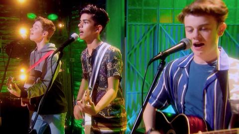 The Wonderland sing 'Moves like Jagger'