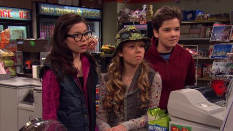 Carly Sam and Freddie together in a shop.