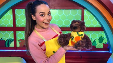 Click to watch how to make a Big Cook Little Cook apron.