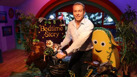 Click to watch Chris Hoy read Giraffe on a Bicycle for CBeebies Bedtime Stories.