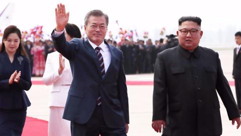 South Korean President Moon Jae-in and North Korean leader Kim Jong Un attend an official welcome ceremony in Pyongyang.