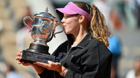 Mirra Andreeva with the French Open trophy