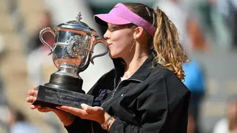 Mirra Andreeva with the French Open trophy