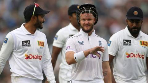 Ben Duckett walks off for bad light