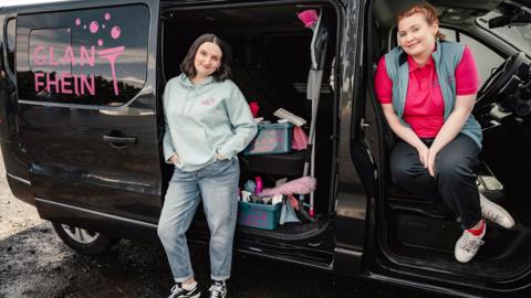 Hannah McKirdy agus Lana Pheutan mar Katie agus Angela