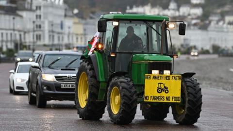 Tractor yn cyrraedd llandudno