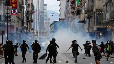 riot police fire tear gas in HK, 01 July