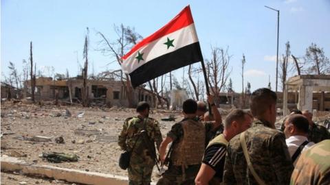 Syrian soldiers with Syrian flag in Aleppo (file photo)