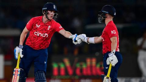 Harry Brook and Ben Duckett touching gloves