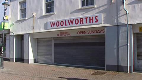 Yr hen siop Woolworths ar stryd fawr Caergybi