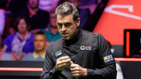 Ronnie O'Sullivan playing in the final of the 2025 World Snooker Championship