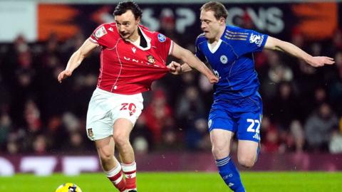 Ollie Rathbone i Wrecsam ac Oliver Skipp i Leicester City