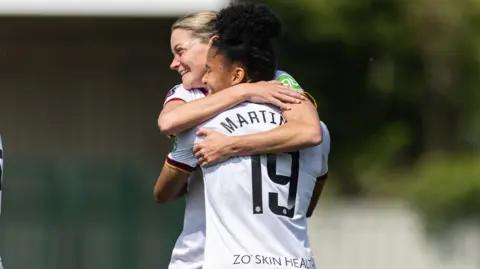 Shekiera Martinez of West Ham United celebrates with Verena Hanshaw after scoring