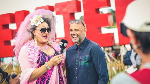 Ydy Maggi Noggi yn rhoi tips trin gwallt i JasonMohammad? // Presenter Jason Mohammad is tickled pink by drag artist Maggi Noggi