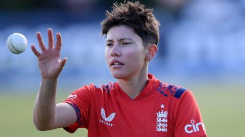 Issy Wong catches a ball while playing for England against Ireland in September 2024