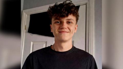 Llun o Lee Barber fu farw mewn gwrthdrawiad yng Ngheredigion