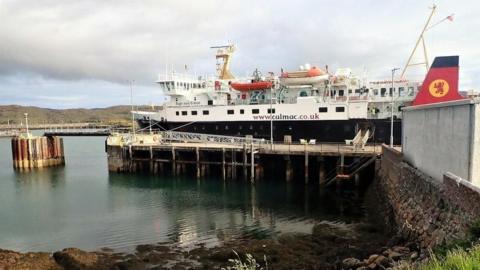 MV Lord of the Isles aig cidhe Loch Baghasdail