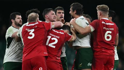 Eben Etzebeth is involved in brawl on field which leads to red card