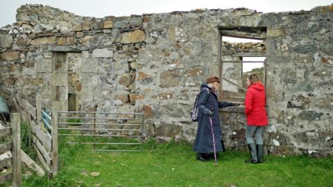 Flòraidh NicDhòmhnaill agus Evelyn Coull-NicLeòid