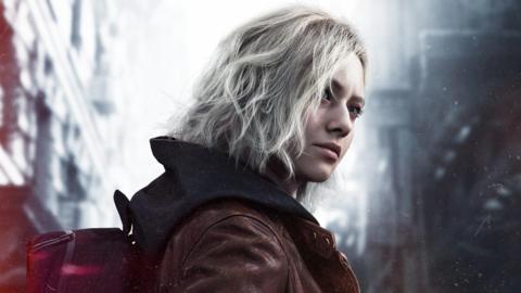 An in-game screenshot from Resident Evil Requiem showing the protagonist Grace Ashcroft who has white-ish slightly curly hair, a brown leather jacket and a red rucksack.