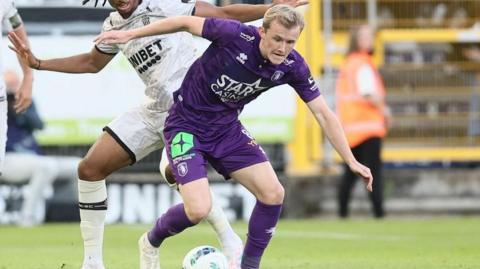 Ewan Henderson in action for Beerschot against Sporting Charleroi