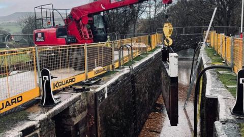 Lock gate being lifted in to place on the Monmouthshire and Brecon Canal