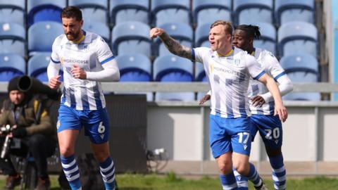 Colchester United players celebrate Harry Anderson's goal against Mansfield Town