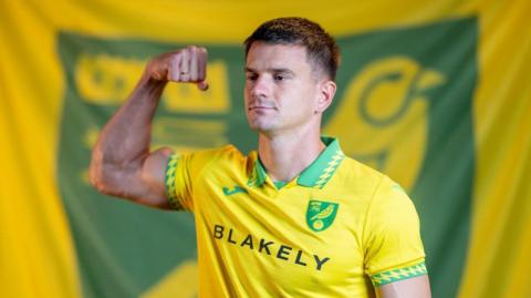 Mirko Topic flexing his mucles