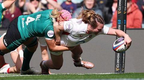 Sarah Bern dives over for her second try