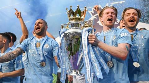 Photo of Manchester City lifting the Premier League trophy