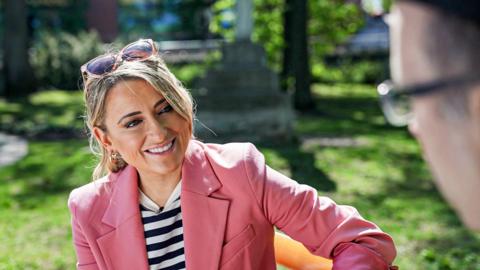 Anne a' còmhradh ri Patrice