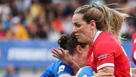 Kerin Lake heads for the line against Italy in 2003