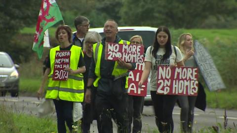 Protestwyr yn cychwyn o Nant Gwrtheyrn ben bore Sadwrn