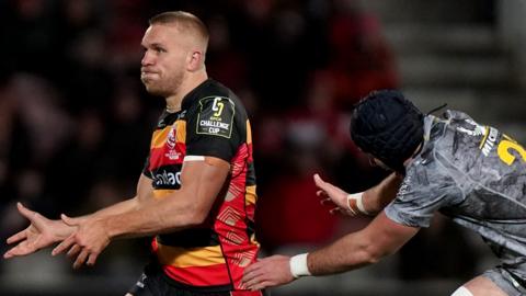 Gloucester's Chris Harris passing the ball against Clermont