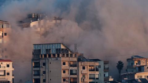 Description Smoke billows over southern Lebanon following an Israeli strike, amid ongoing cross-border hostilities between Hezbollah and Israeli forces, as seen from Tyre, Lebanon September 25, 2024. REUTERS/Amr Abdallah Dalsh