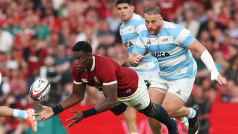  Maro Itoje of British & Irish Lions offloads the ball during the 1888 Cup international match between British & Irish Lions and Argentina at Aviva Stadium on June 20, 2025 in Dublin, Ireland.