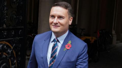 Health Secretary Wes Streeting walks past photographers as he arrives in Downing Street