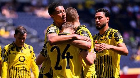 Jobe Bellingham celebrating with Borussia Dortmund team-mates