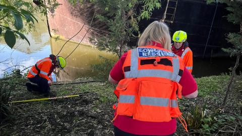 Volunteers on River Nene